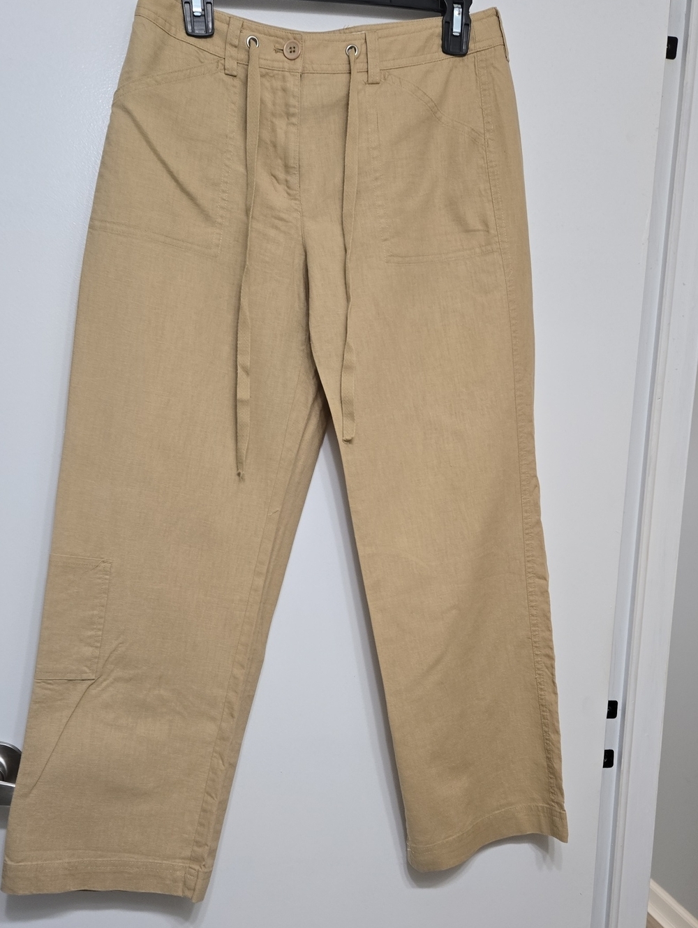 Jones New York Beige Cropped Cargo Drawstring Pants. Size 4
